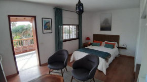 Habitación con balcón y baños privados.